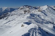 71 Scendo con attenzione la ripida affilata cresta nord-est 